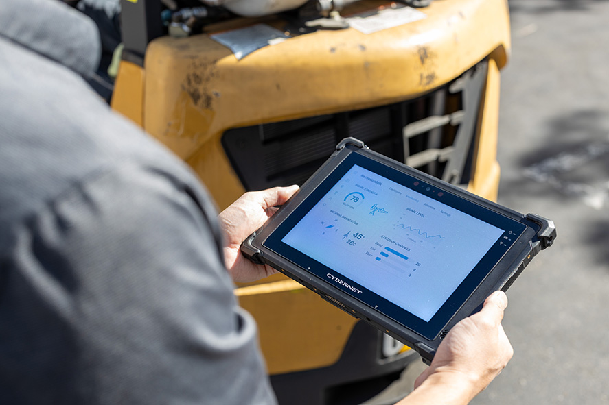 Outdoor Tablet with Sunlight-Readable Display